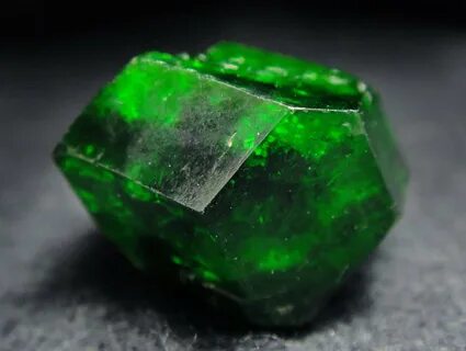 Камень демантоид — зеленый камень гранат